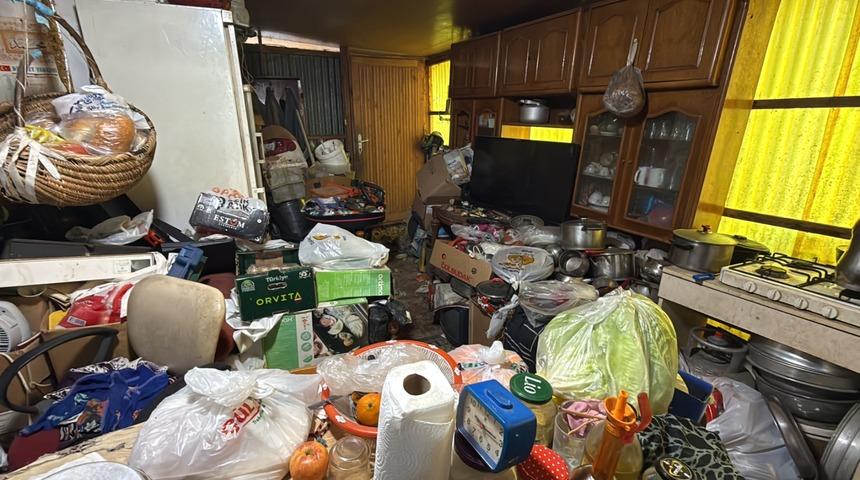 Trabzon'daki çöp ev ağızları açık bıraktı: Tonlarca çöp çıktı