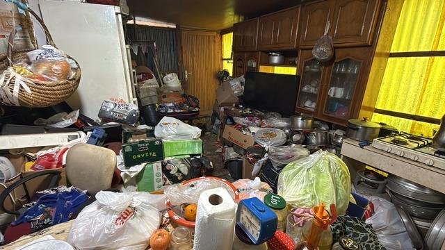 Trabzon'daki çöp ev ağızları açık bıraktı: Tonlarca çöp çıktı