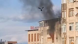 Son dakika: Adana’da apartmanın 6. katında çıkan yangın söndürüldü