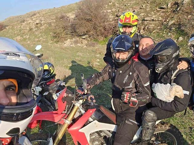 Tek başına buldukları yeni doğmuş kuzuyu 3 kilometre &ouml;tedeki annesi ile kavuşturdular