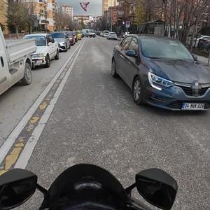 Yoğun trafikte ters yöne giren sürücü tehlikeye davetiye çıkardı