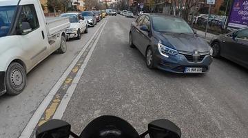 Yoğun trafikte ters yöne giren sürücü tehlikeye davetiye çıkardı