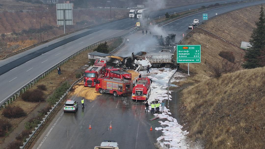 Adana-Gaziantep yolunda kaza: Yol trafiğe kapandı 1