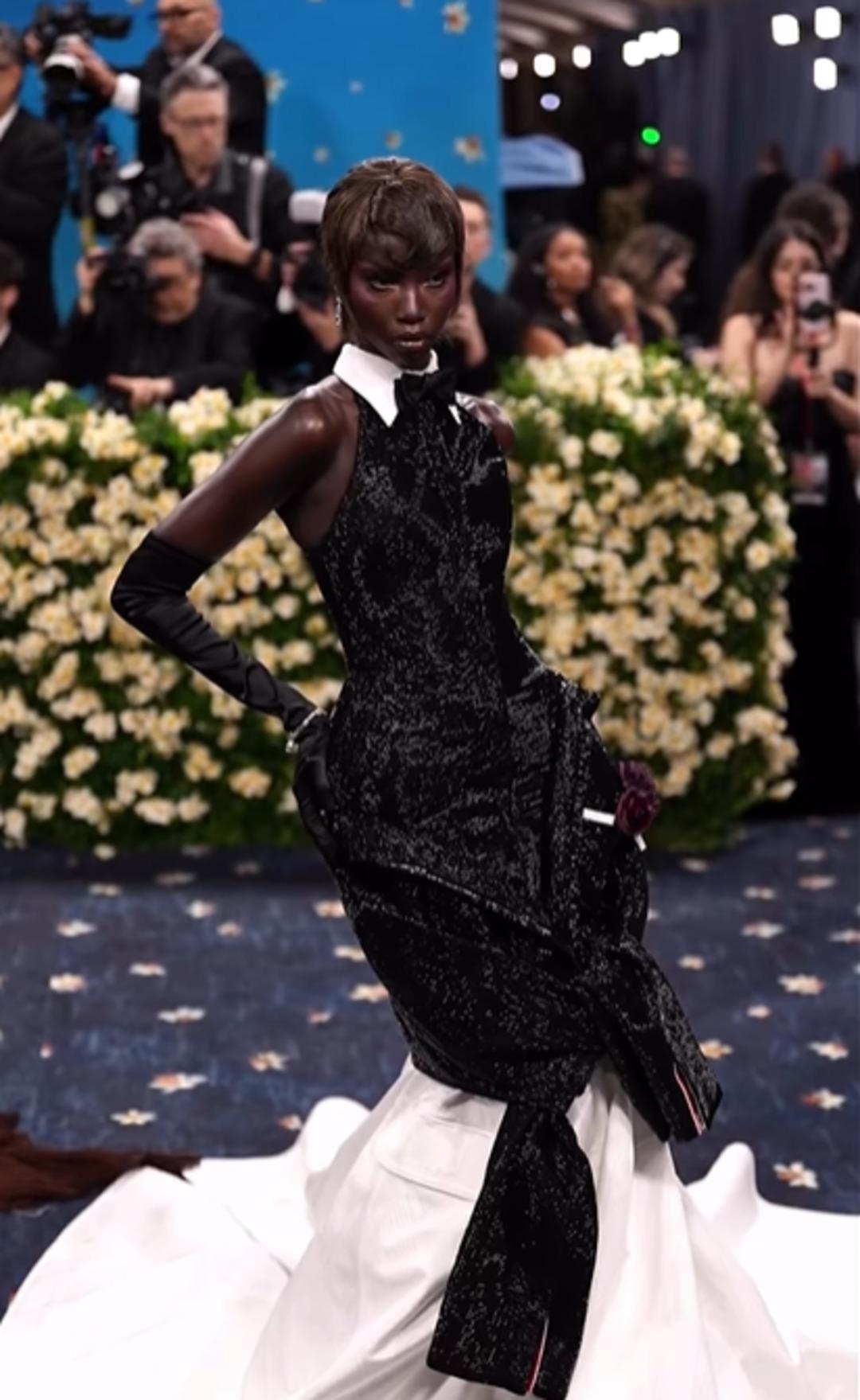 Soykırımdan kaçıp dünyayı kendine hayran bıraktı! Prestijli ödül Sudanlı model Anok Yai ye verildi 3