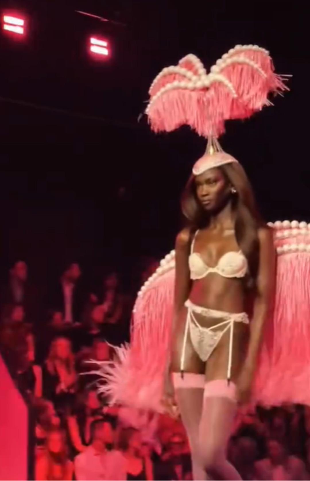 Soykırımdan kaçıp dünyayı kendine hayran bıraktı! Prestijli ödül Sudanlı model Anok Yai ye verildi 4