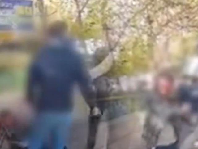 Yer: Diyarbakır! Yengesine mesaj atan kişiyi sokak ortasında darbetti