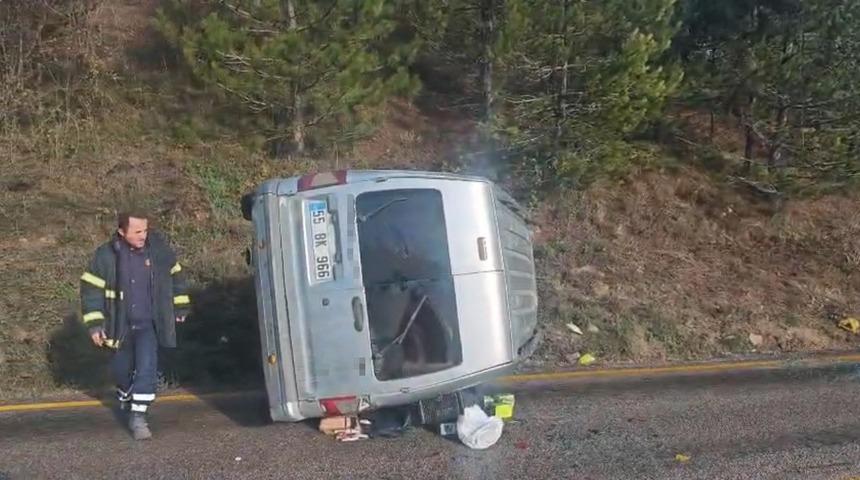 Devrilen hafif ticari aracın s&uuml;r&uuml;c&uuml;s&uuml; yaralandı