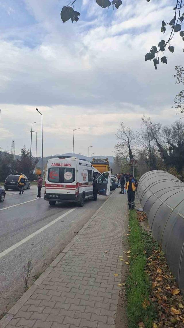 Çaycuma’da tır, otomobile çarptı; 1 yaralı 4