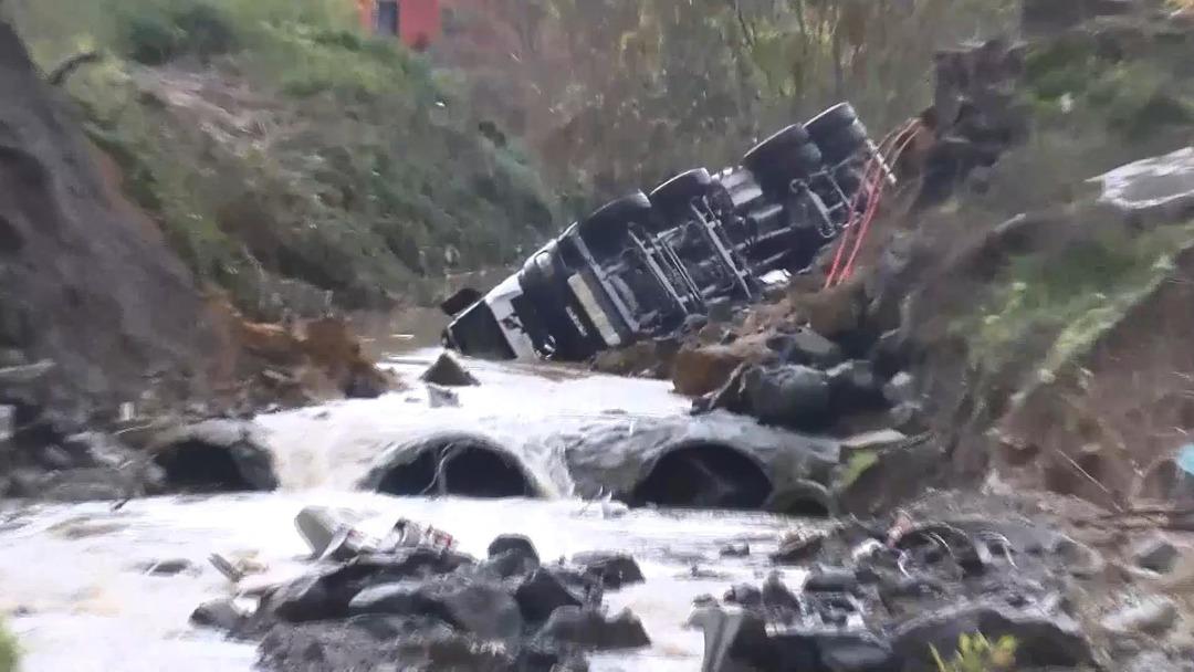 İstanbul un en fazla yağış alan ilçesi oldu! Yol çöktü, araçlar düştü 3