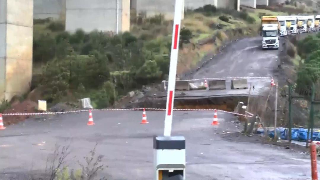 İstanbul un en fazla yağış alan ilçesi oldu! Yol çöktü, araçlar düştü 2