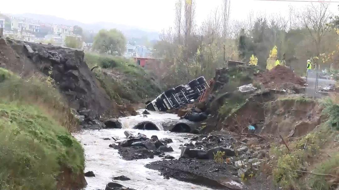 İstanbul un en fazla yağış alan ilçesi oldu! Yol çöktü, araçlar düştü 1