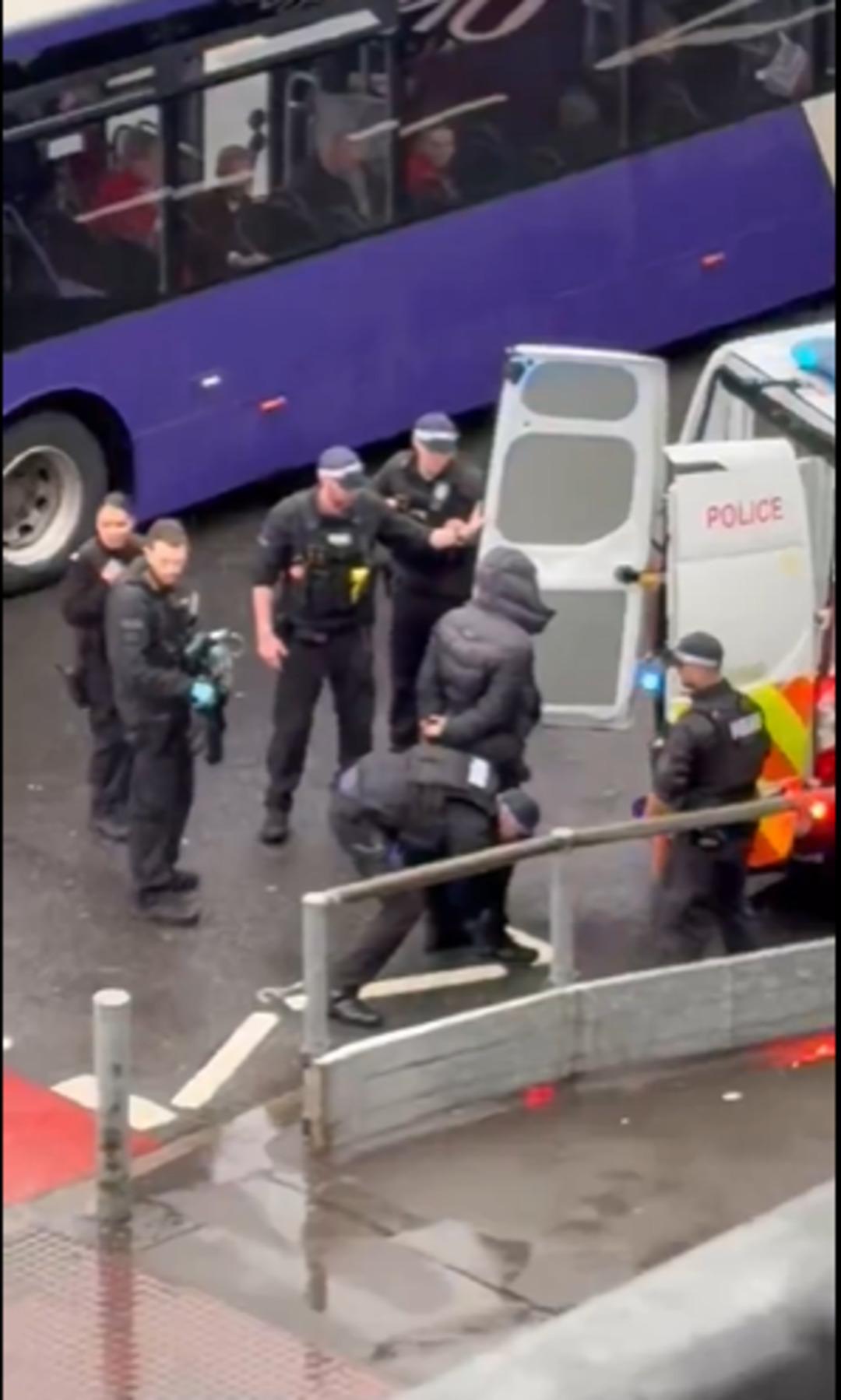 İngiltere nin başkenti Londra da Havalimanı paniği! Bir grup biber gazlı saldırıda bulundu 2