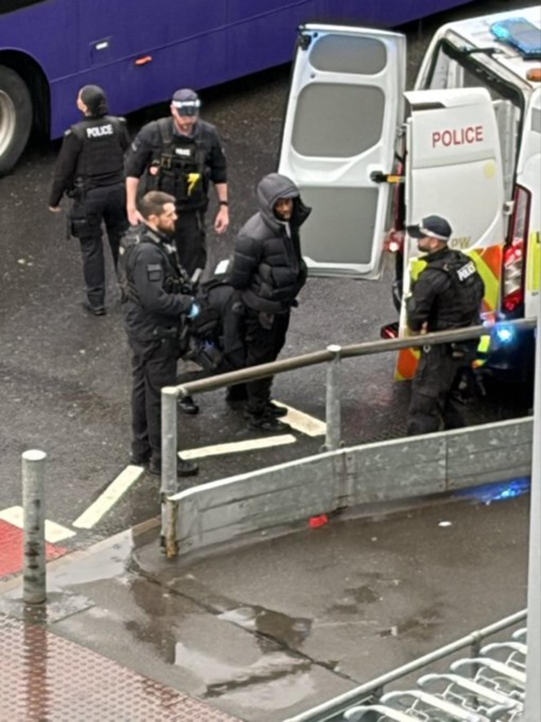 İngiltere nin başkenti Londra da Havalimanı paniği! Bir grup biber gazlı saldırıda bulundu 1