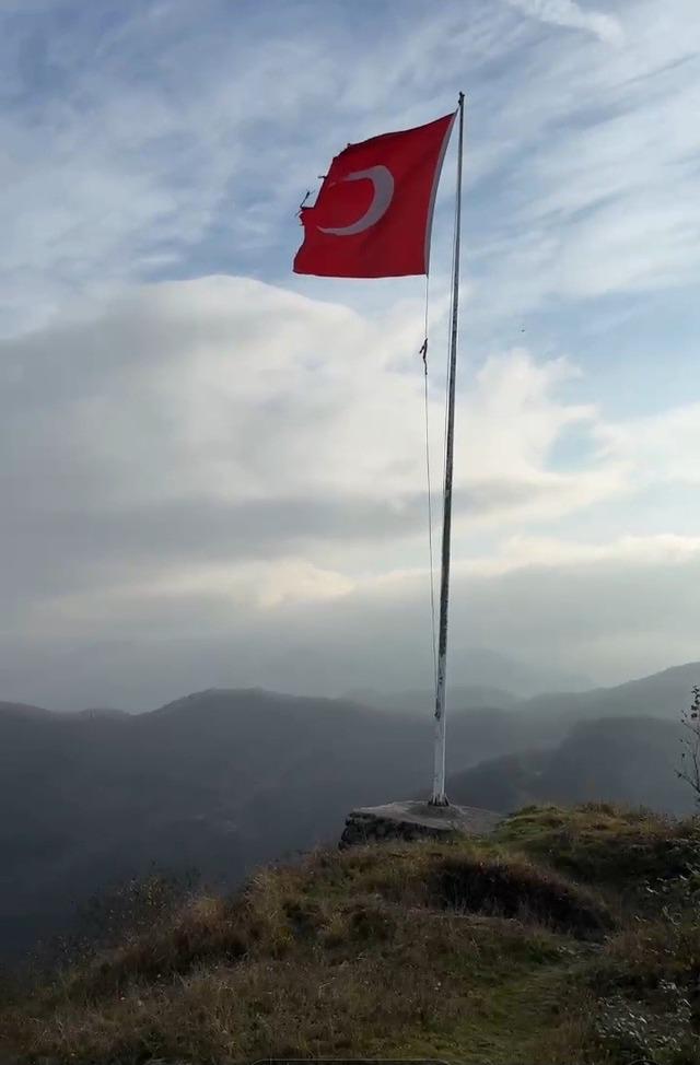 Yıpranan bayrak değiştirilmeyi bekliyor 1