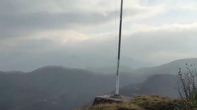 Yıpranan bayrak değiştirilmeyi bekliyor