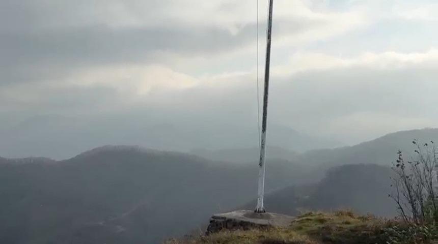 Yıpranan bayrak değiştirilmeyi bekliyor