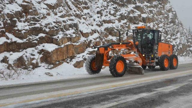 Antalya’ya kar yağışı aralıklarla devam ediyor 4