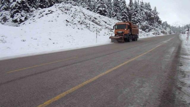 Antalya’ya kar yağışı aralıklarla devam ediyor 3