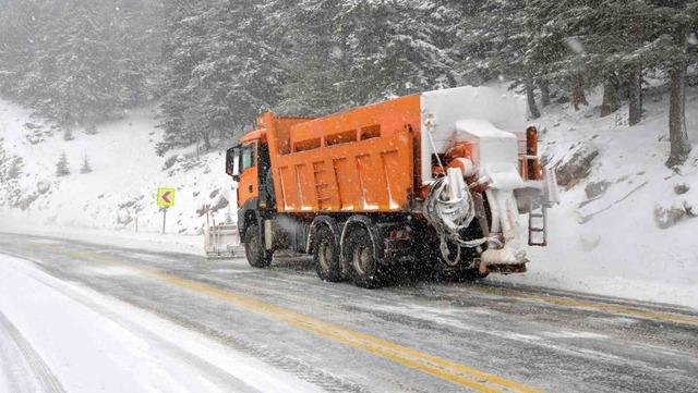 Antalya’ya kar yağışı aralıklarla devam ediyor 2