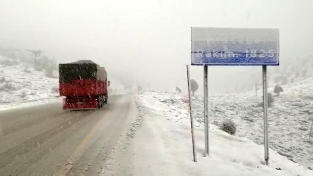 Antalya’ya kar yağışı aralıklarla devam ediyor 1