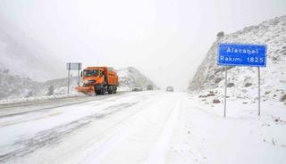 Antalya’ya kar yağışı aralıklarla devam ediyor