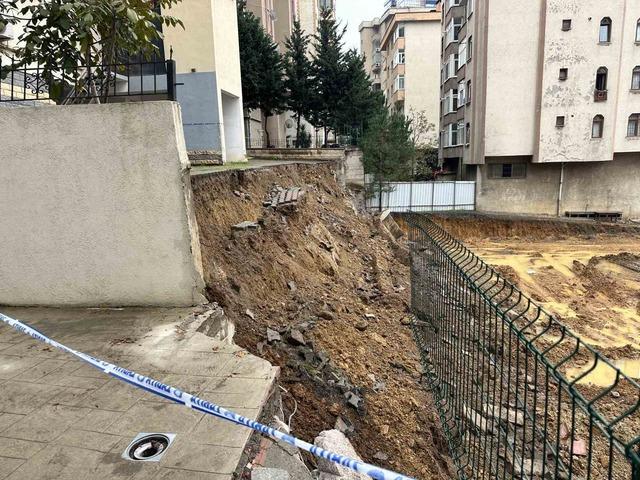 Kadıköy’de yağışlara dayanamayan istinat duvarı çöktü 1