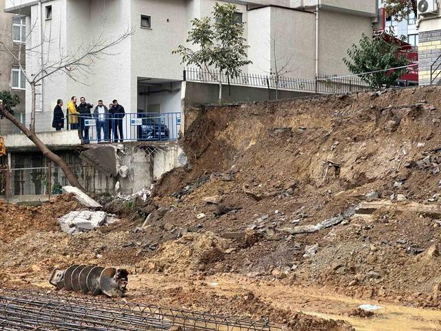 Kadıköy’de yağışlara dayanamayan istinat duvarı çöktü 2