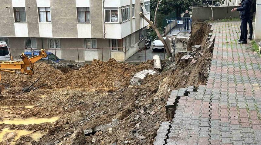 Kadıköy’de yağışlara dayanamayan istinat duvarı çöktü