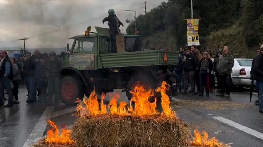 Çiftçi grevi krizi büyüdü! Tır geçişleri durduruldu, tarih verildi