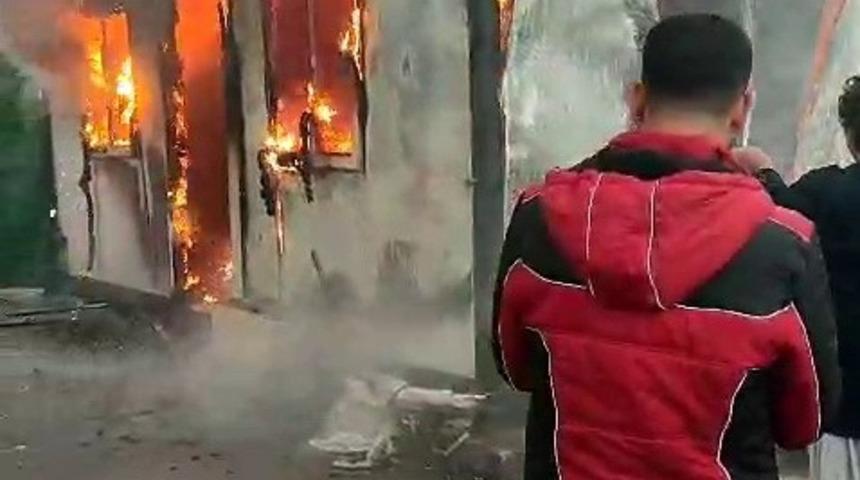 Konteyner alev alev yandı