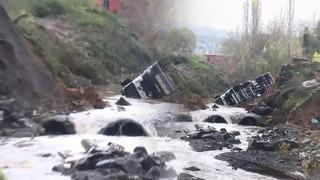 Son dakika: İstanbul'un en fazla yağış alan ilçesi oldu! Yol çöktü, araçlar düştü