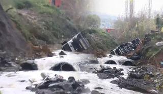 İstanbul'un en fazla yağış alan ilçesi oldu! Yol çöktü, araçlar düştü