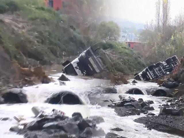 İstanbul'un en fazla yağış alan ilçesi oldu! Yol çöktü, araçlar düştü
