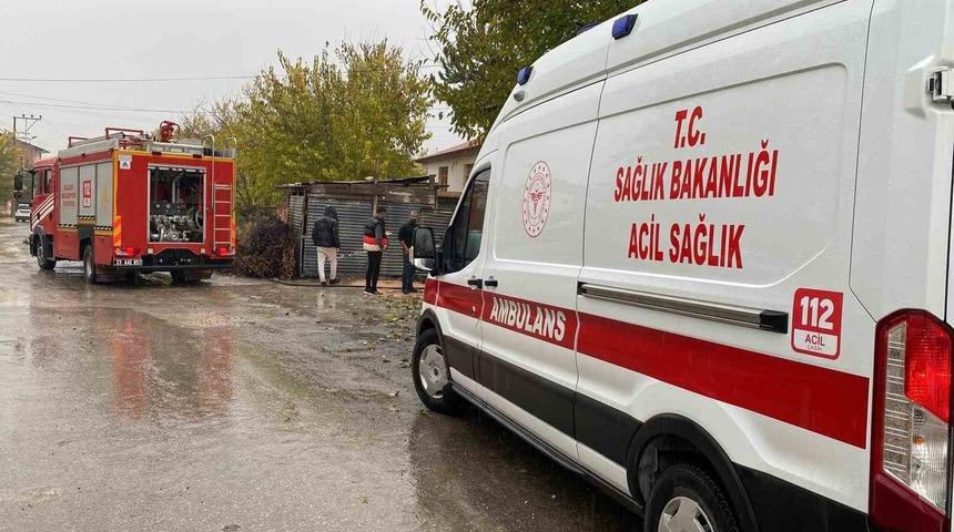 Elazığ’da çatı yangını: 1 kişi dumandan etkilendi