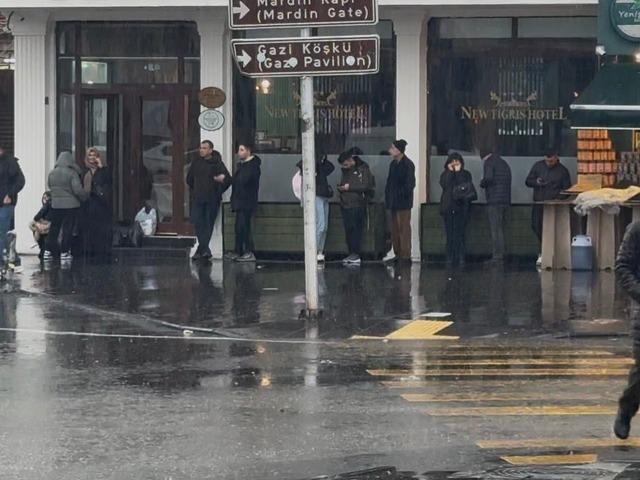 Diyarbakır’da aniden bastıran yağmur hayatı felç etti