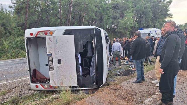 Antalya’da midibüs devrildi: 6 yaralı 6