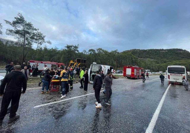Antalya’da midibüs devrildi: 6 yaralı 5