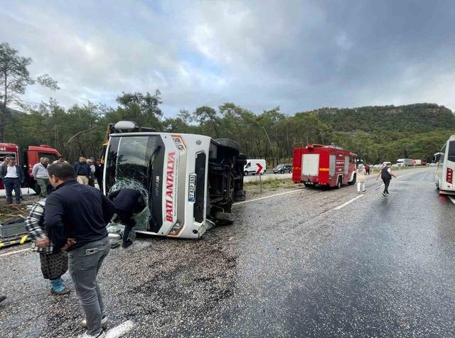 Antalya’da midibüs devrildi: 6 yaralı 4