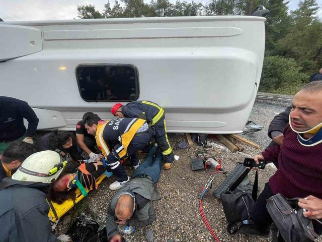 Antalya’da midibüs devrildi: 6 yaralı 3