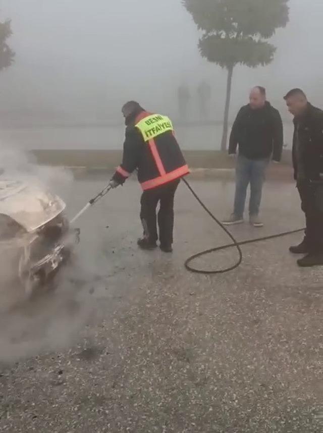 Seyir halindeki araç yanarak hurdaya döndü 1
