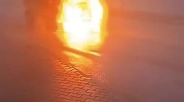 Seyir halindeki araç yanarak hurdaya döndü