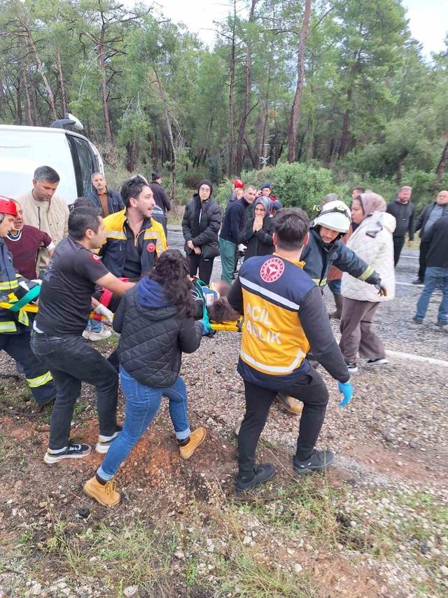Antalya’da midibüs devrildi: 6 yaralı 2