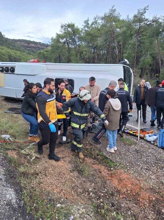 Antalya’da midibüs devrildi: 6 yaralı 1