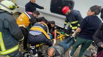 Antalya’da midibüs devrildi: 6 yaralı