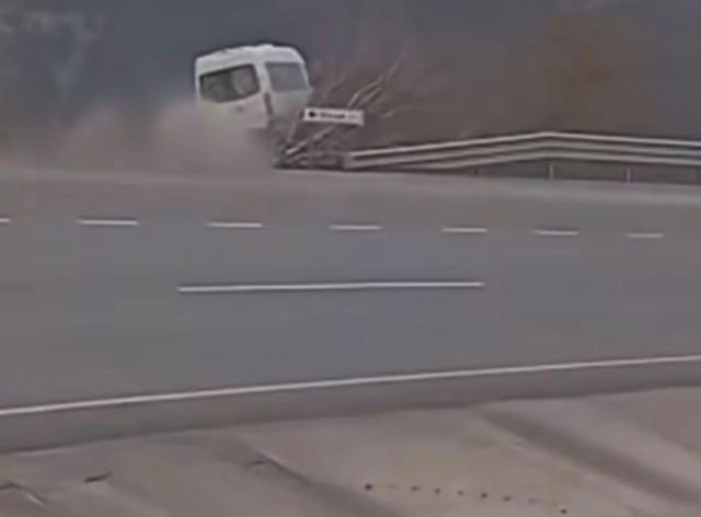 Tarım işçilerini taşıyan minibüsün şarampole uçtu 1