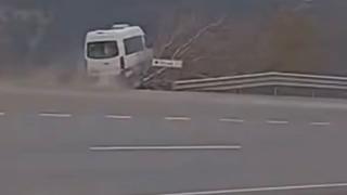 Tarım işçilerini taşıyan minibüsün şarampole uçtu