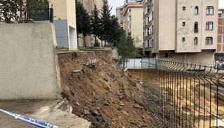 İstanbul'da sağanak yağış: Kadıköy'de istinat duvarı yıkıldı