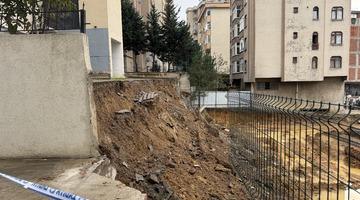 İstanbul'da sağanak yağış: Kadıköy'de istinat duvarı yıkıldı