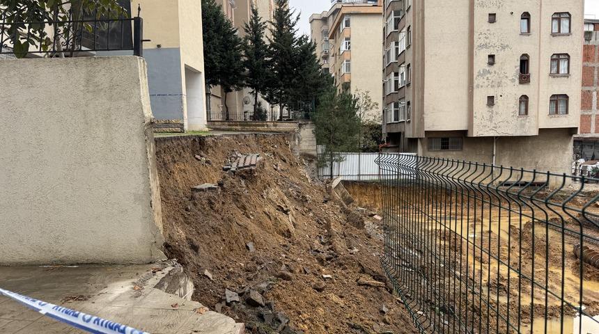 İstanbul'da sağanak yağış: Kadıköy'de istinat duvarı yıkıldı