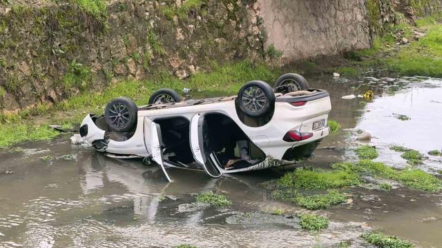 Bursa’da otomobil dere yatağına uçtu: 3 yaralı 1